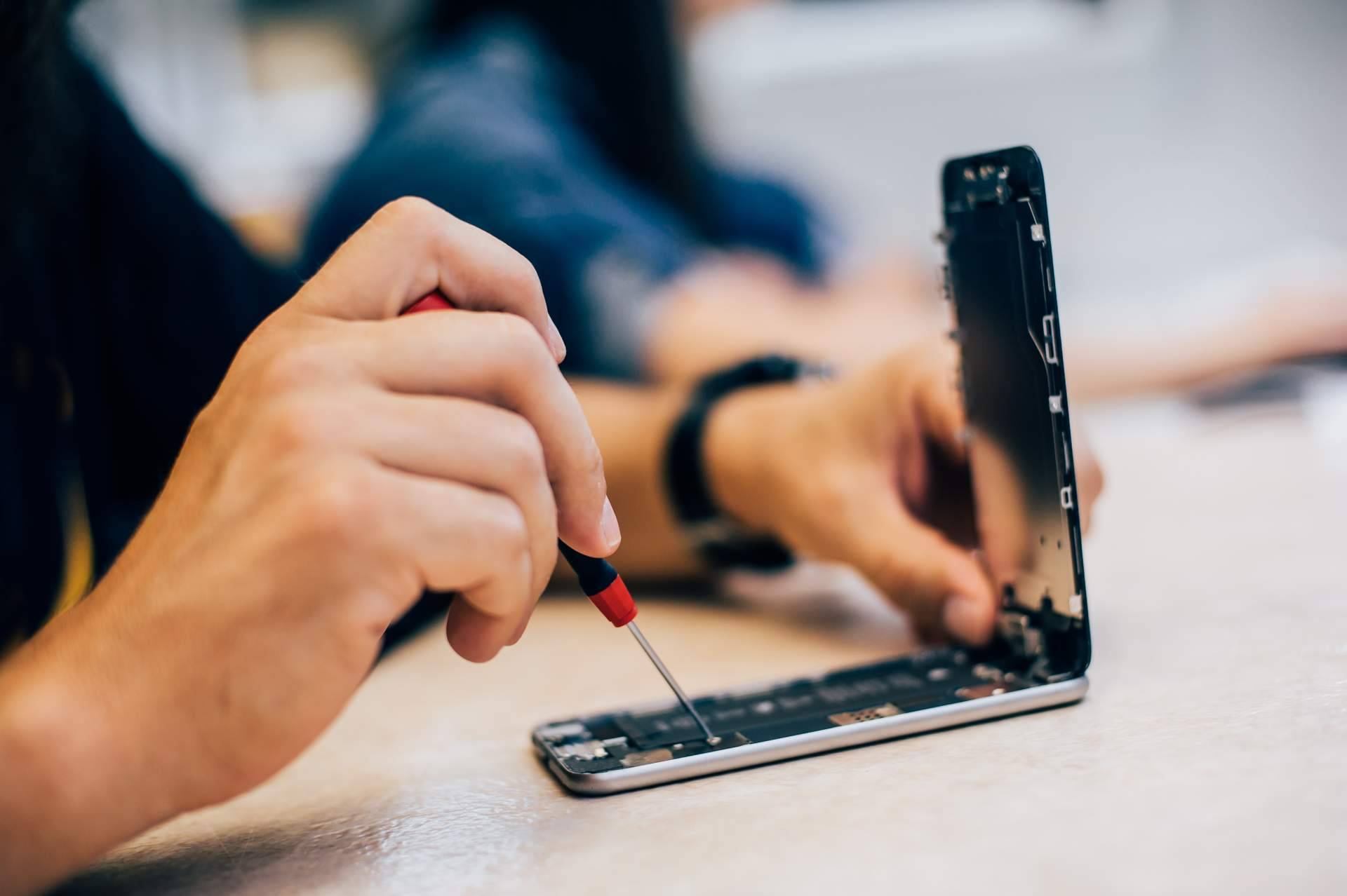 El servicio de repuestos móviles de Ovisat para cambiar una pantalla iPhone 13 Pro Max