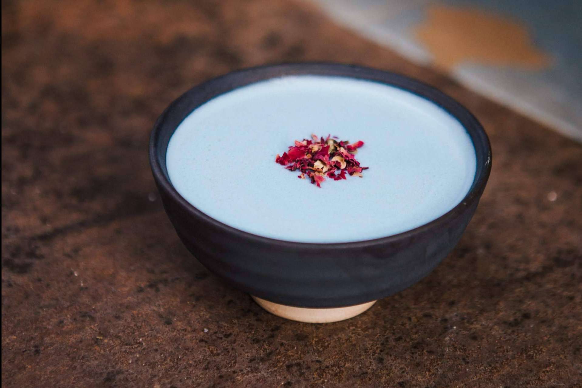 Chai latte en polvo para preparar bebidas con ingredientes naturales, de la mano de Chimo Chai