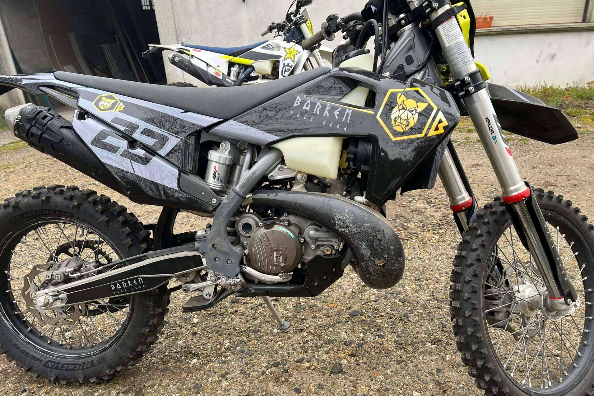 Conseguir adhesivos para motocross personalizados en ADHESIVOSEMBARRADOS