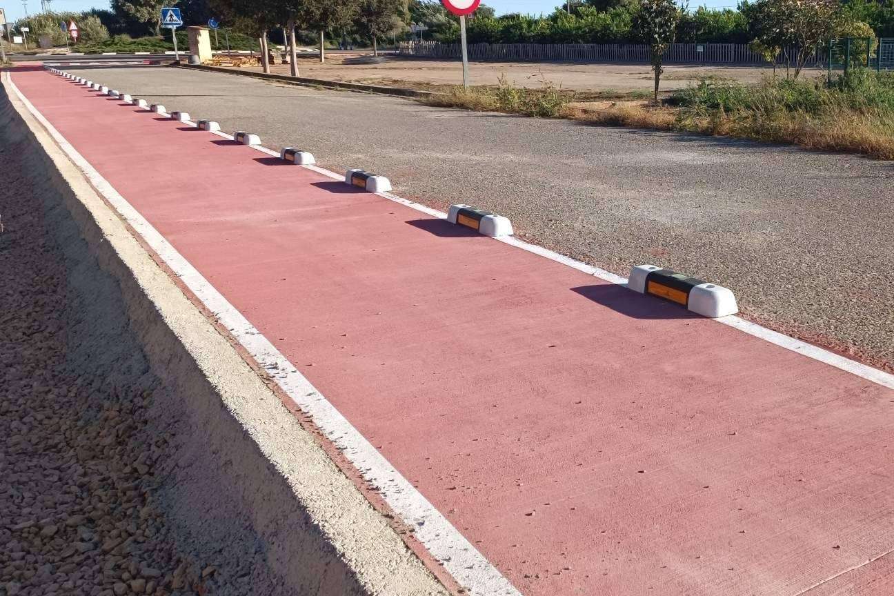 Una alternativa segura, eficiente y duradera son los separadores de carril bici fotoluminiscentes de Abadecom