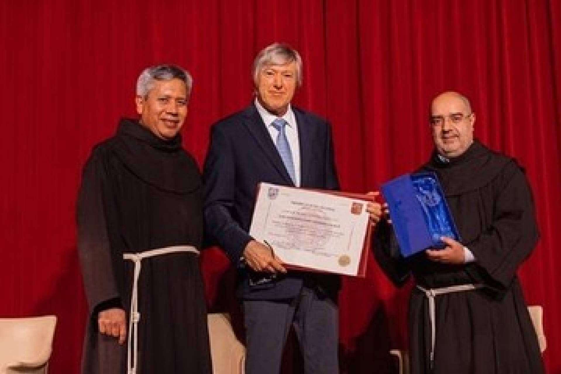Se entregó el Premio San Francesco a Alejandro G. Roemmers