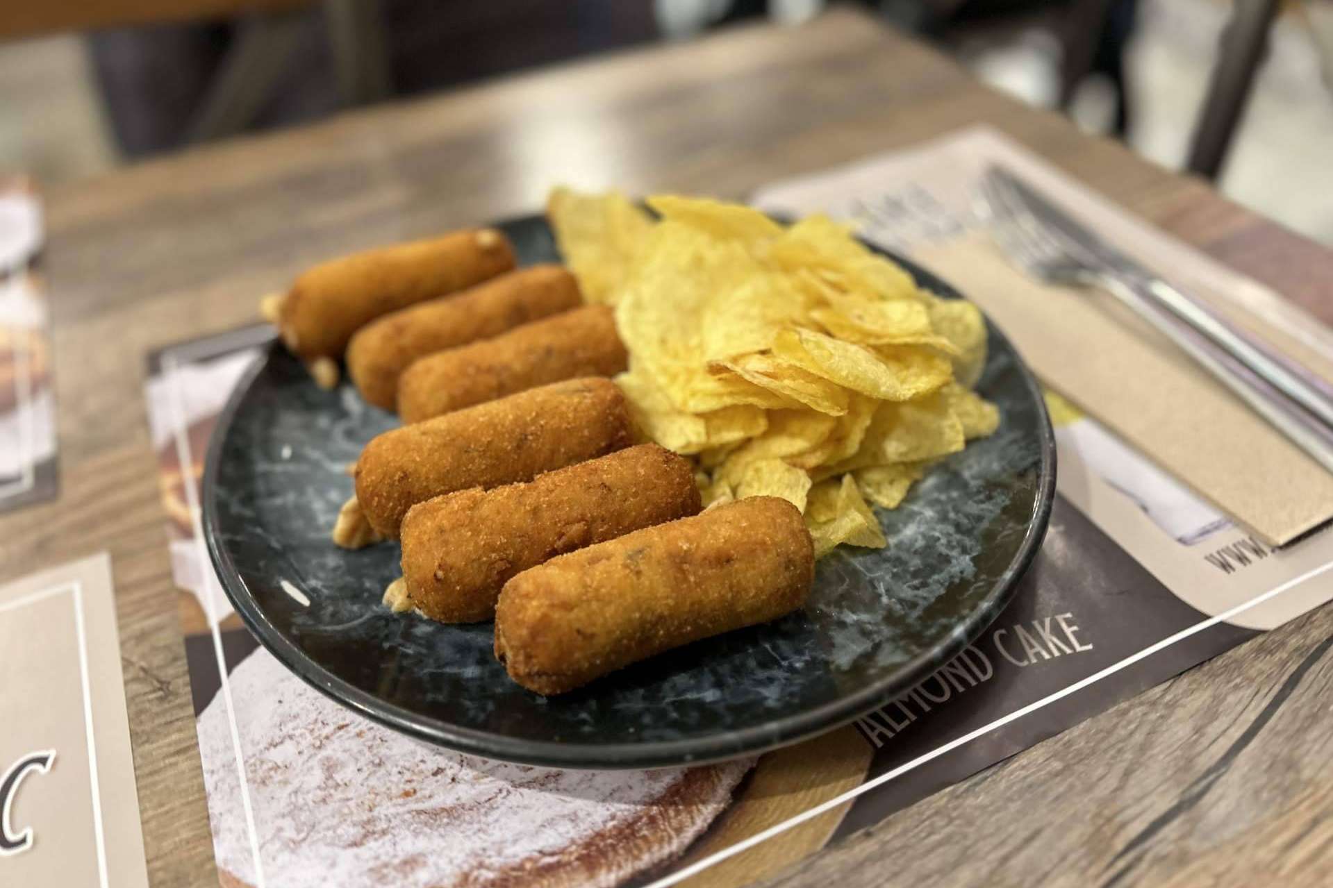 Exquisitas croquetas y tortilla de patatas en Madrid con Taberna La Española