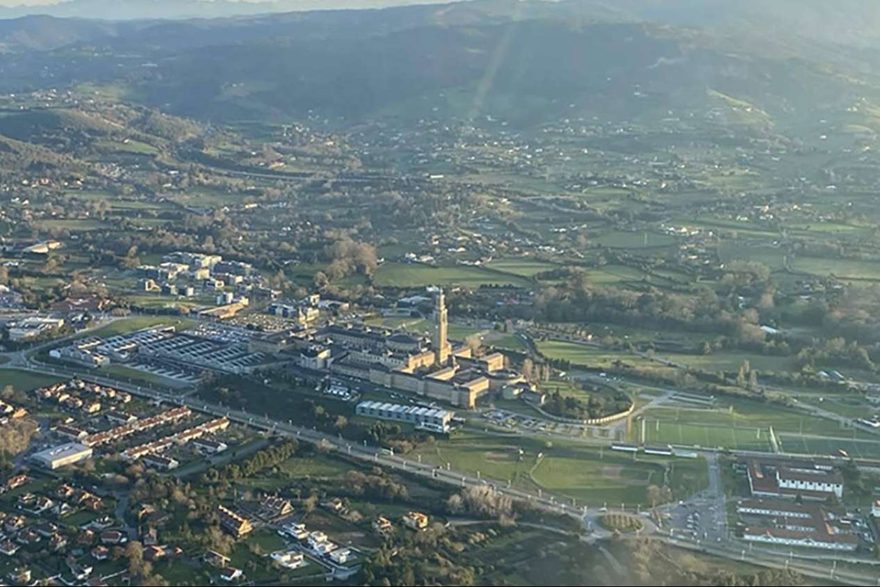 ¿Qué requisitos legales y de seguridad se deben cumplir para pilotar un avión ultraligero en España?