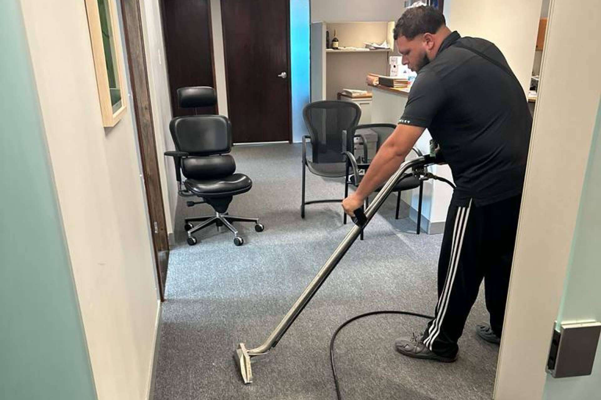 Limpieza de alfombras y pisos con Trinidad Contractor