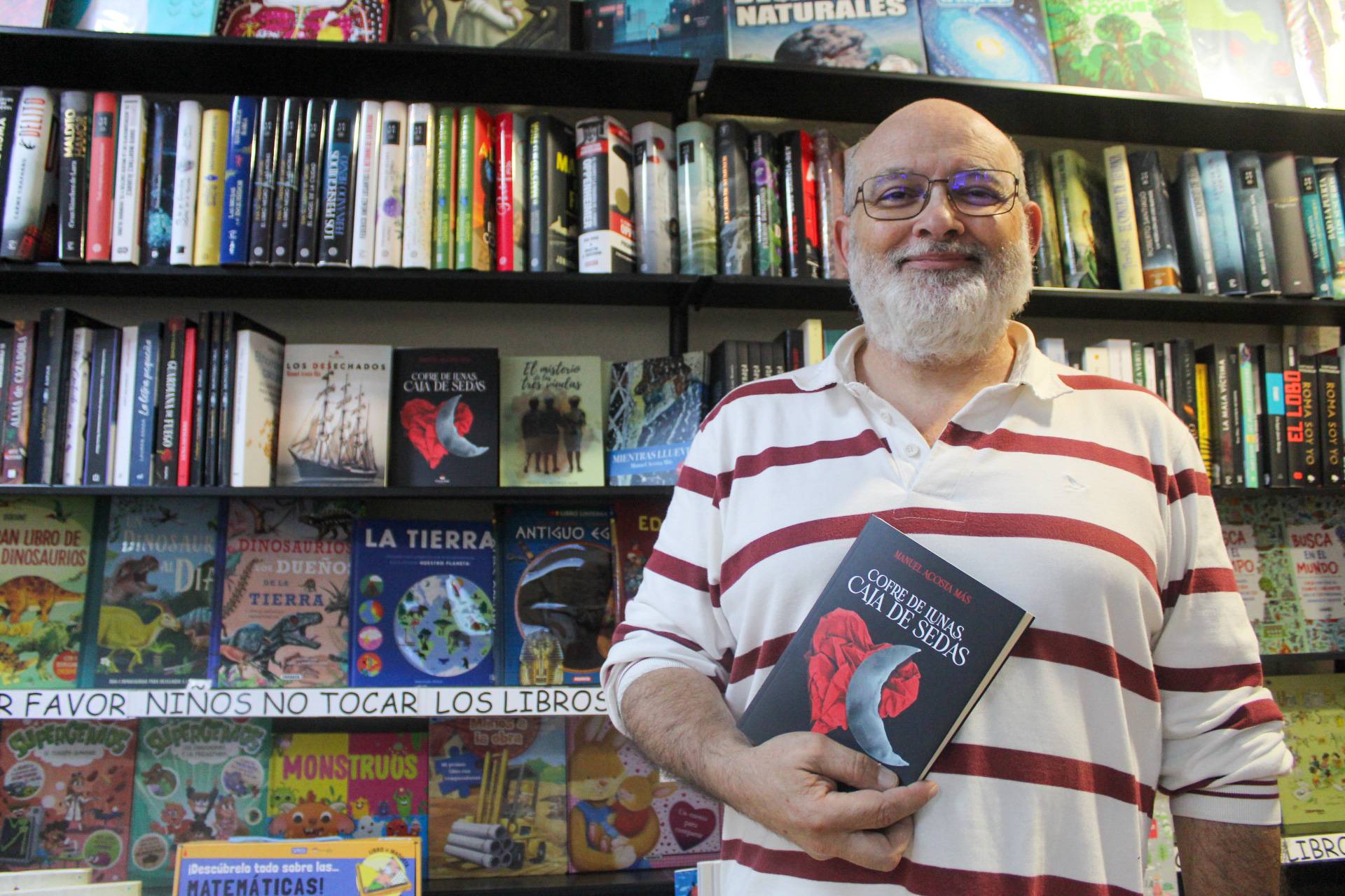 Manuel Acosta Más se dirige a los que ‘luchan cada día por ser ellos mismos’ en su libro ‘Cofre de lunas, caja de sedas’