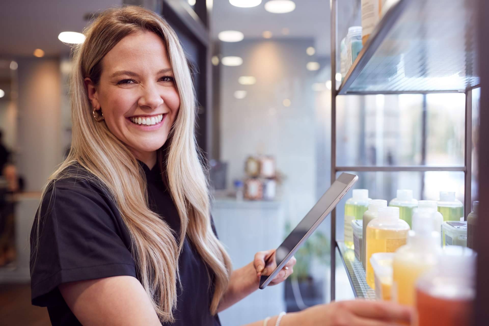Marketing y estrategia digital para peluquerías y centros estéticos, con UEBEA