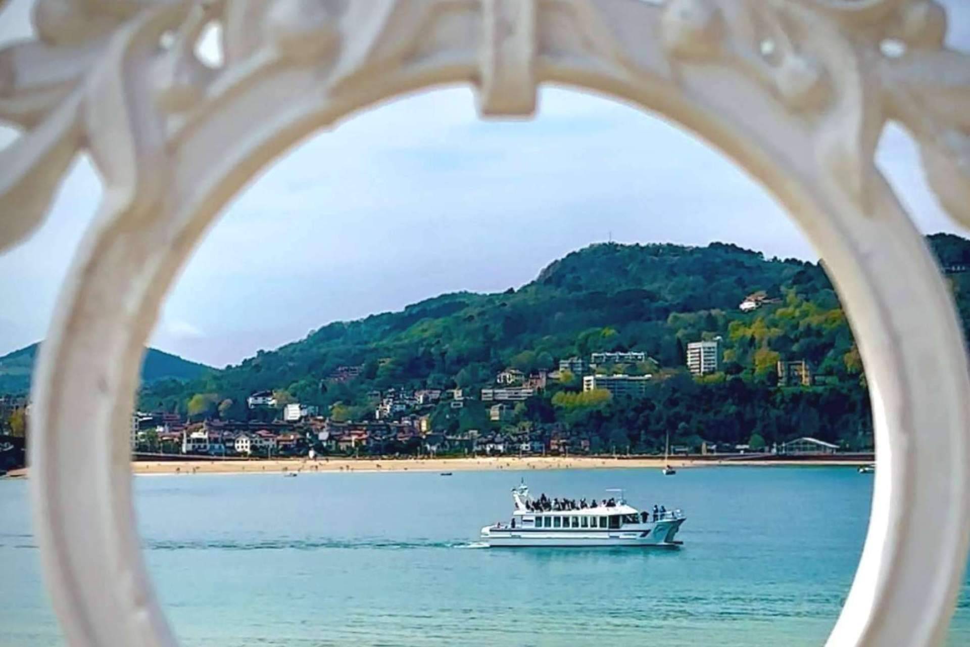 Disfrutar de un paseo en barco por la Bahía de La Concha y la costa de Donostia San Sebastián