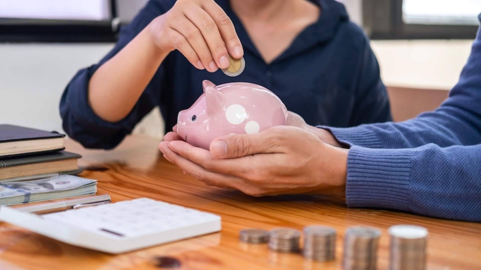 ¿Cómo la tecnología puede aumentar el acceso a los servicios de educación financiera?
