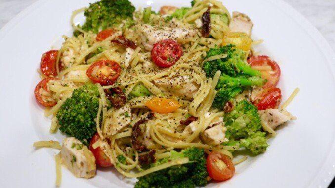 Del huerto a la mesa: Descubre la deliciosa receta de linguini primavera 1 Merca2.es lightened up chicken pasta primavera 678x381 1 Merca2.es