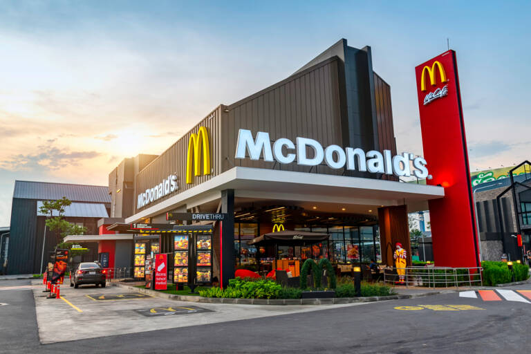 Un tractor reparte por Madrid pedidos de McDonald’s con ingredientes que respetan los tiempos del campo