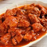 Tradicional receta de magro de cerdo con tomate, muy sencilla de hacer