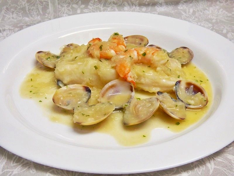 Receta de merluza al cava con langostinos, un plato ligero y exquisito para tu Nochebuena