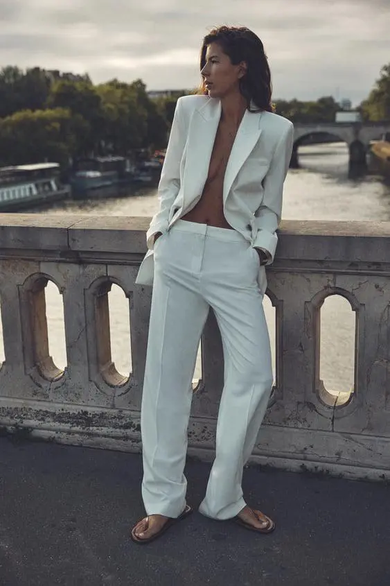 Zara apuesta en su coleccion por los pantalones blancos y elegantes