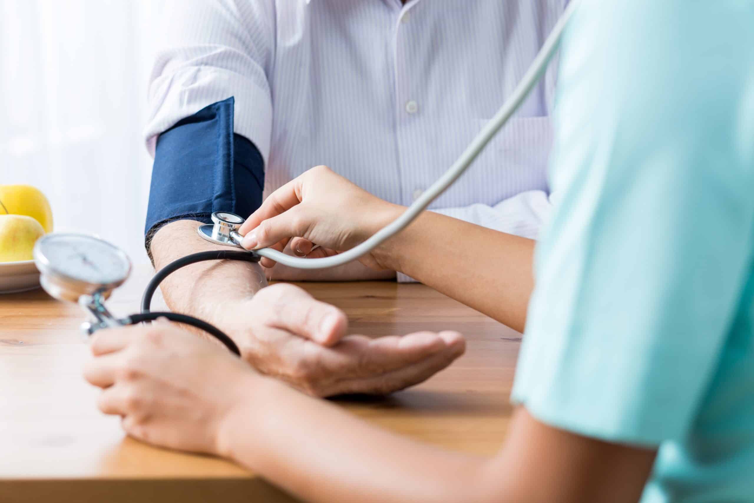Así puedes reducir tu presión arterial sin medicamentos, según la ciencia
