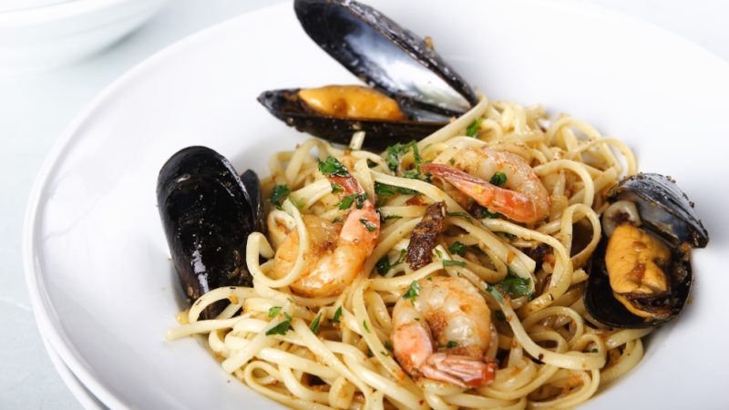 Explora los secretos del mar con esta jugosa receta de pasta a la marinera 1 Merca2.es receta de tallarines a la marinera con setas 1 Merca2.es