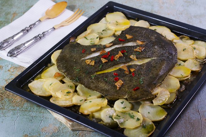 Sigue esta receta de Chicote de rodaballo al horno, sencilla y una apuesta segura para esta Navidad 1 Merca2.es rodaballo Merca2.es