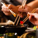 ¿Aún no dominas los palillos chinos para comer? Te enseñamos estos trucos para principiantes