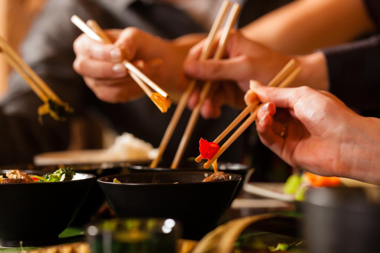 ¿Aún no dominas los palillos chinos para comer? Te enseñamos estos trucos para principiantes
