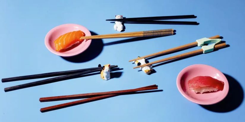 ¿Qué no hacer con los palillos chinos?