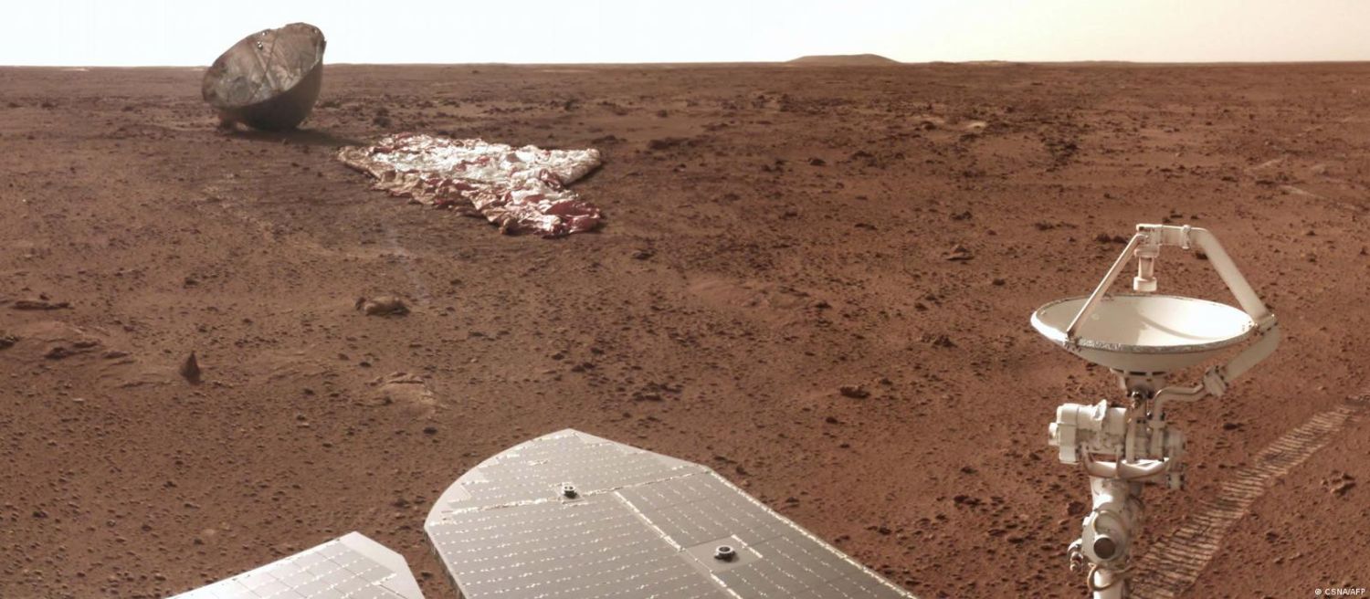 ¿Qué son esas extrañas líneas paralelas excavadas en la superficie de Marte?