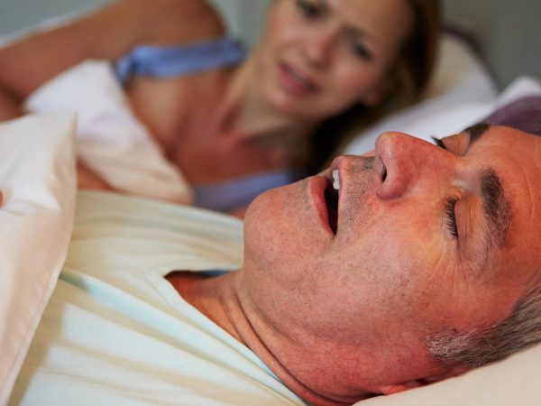 Si tu pareja ronca, puede sufrir de apnea del sueño
