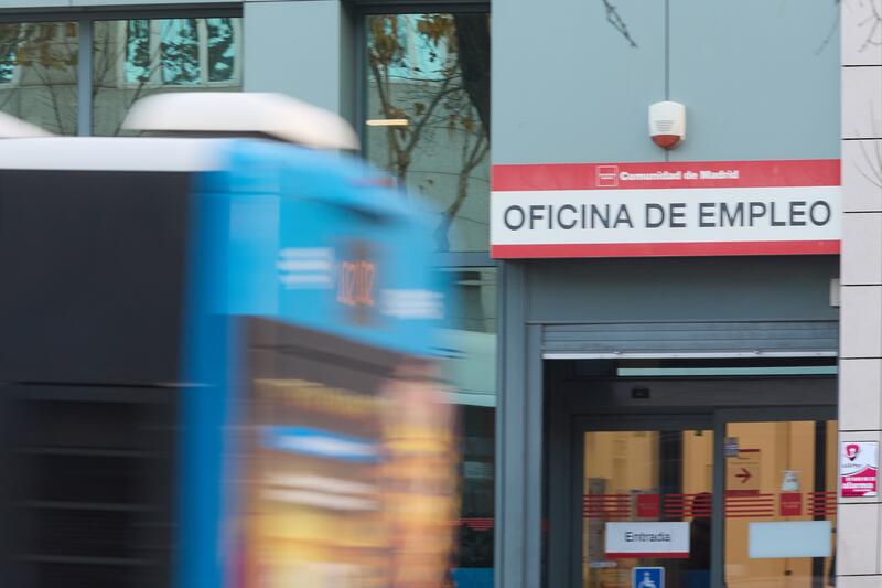 El paro baja en 130.197 personas en 2023, hasta su menor nivel en 16 años