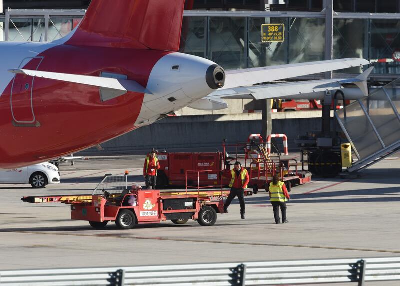 Iberia y sindicatos siguen negociando hoy un pacto para el handling, a horas de terminar la prórroga de Aena