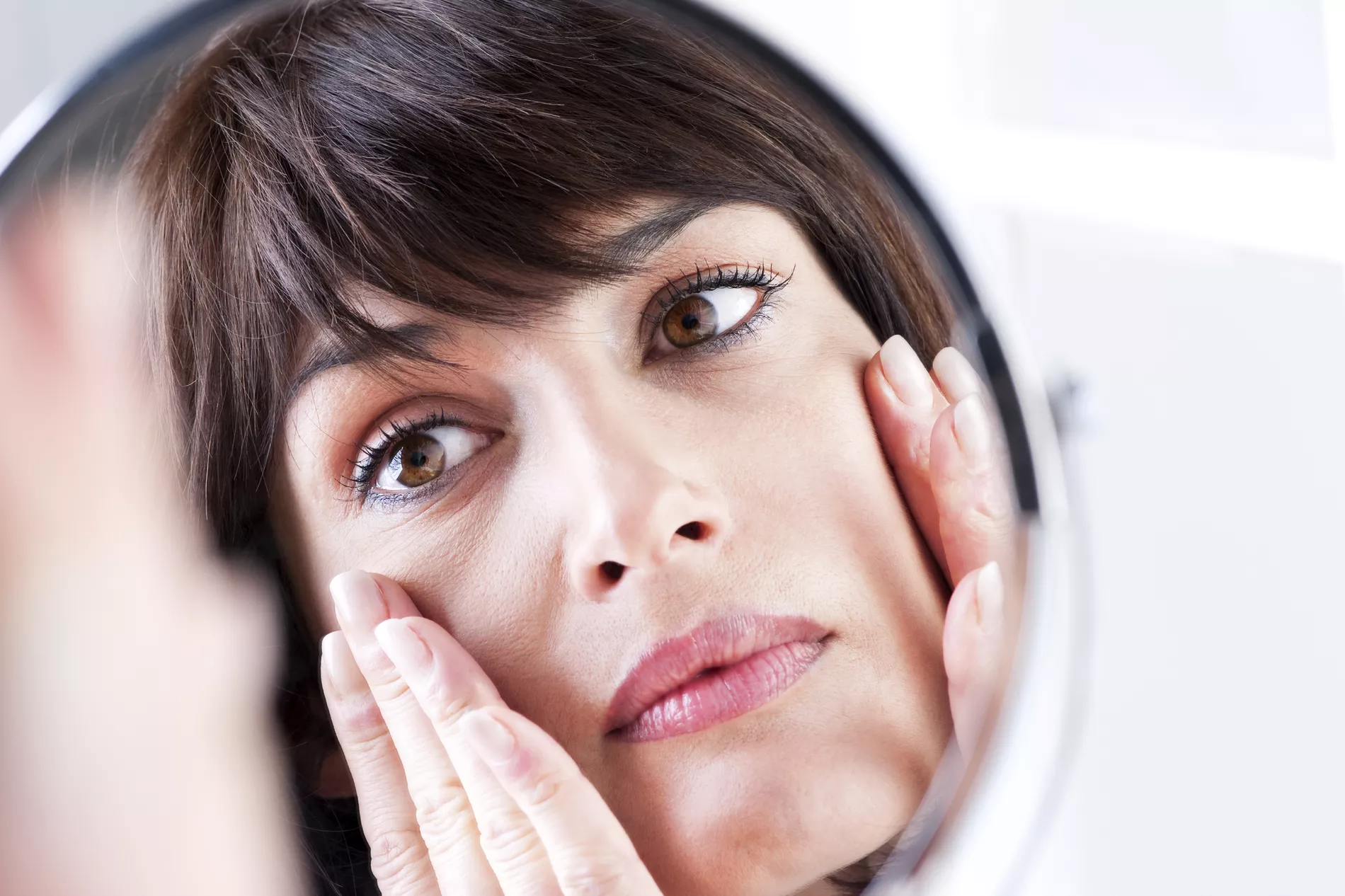 Acaba con las bolsas y las ojeras con este sencillo truco cosmético
