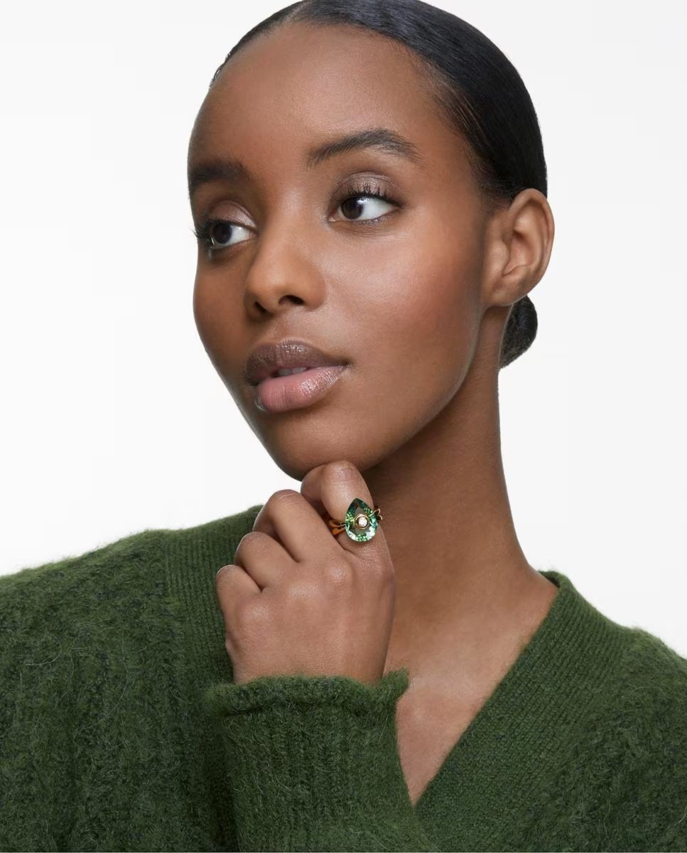 Anillo Numina bañado en oro con cristal pera verde