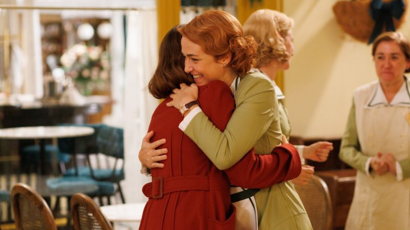 'La Moderna': Carla traza un nuevo plan para destruir el salón de té tras descubrir que Matilde e Íñigo siguen juntos 16 Merca2.es Antonia abraza a Matilde en La Moderna