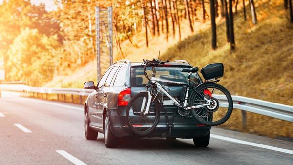 Asi es como tienes que transportar tu bicicleta en el coche para que no te sancione la DGT 6 Merca2.es