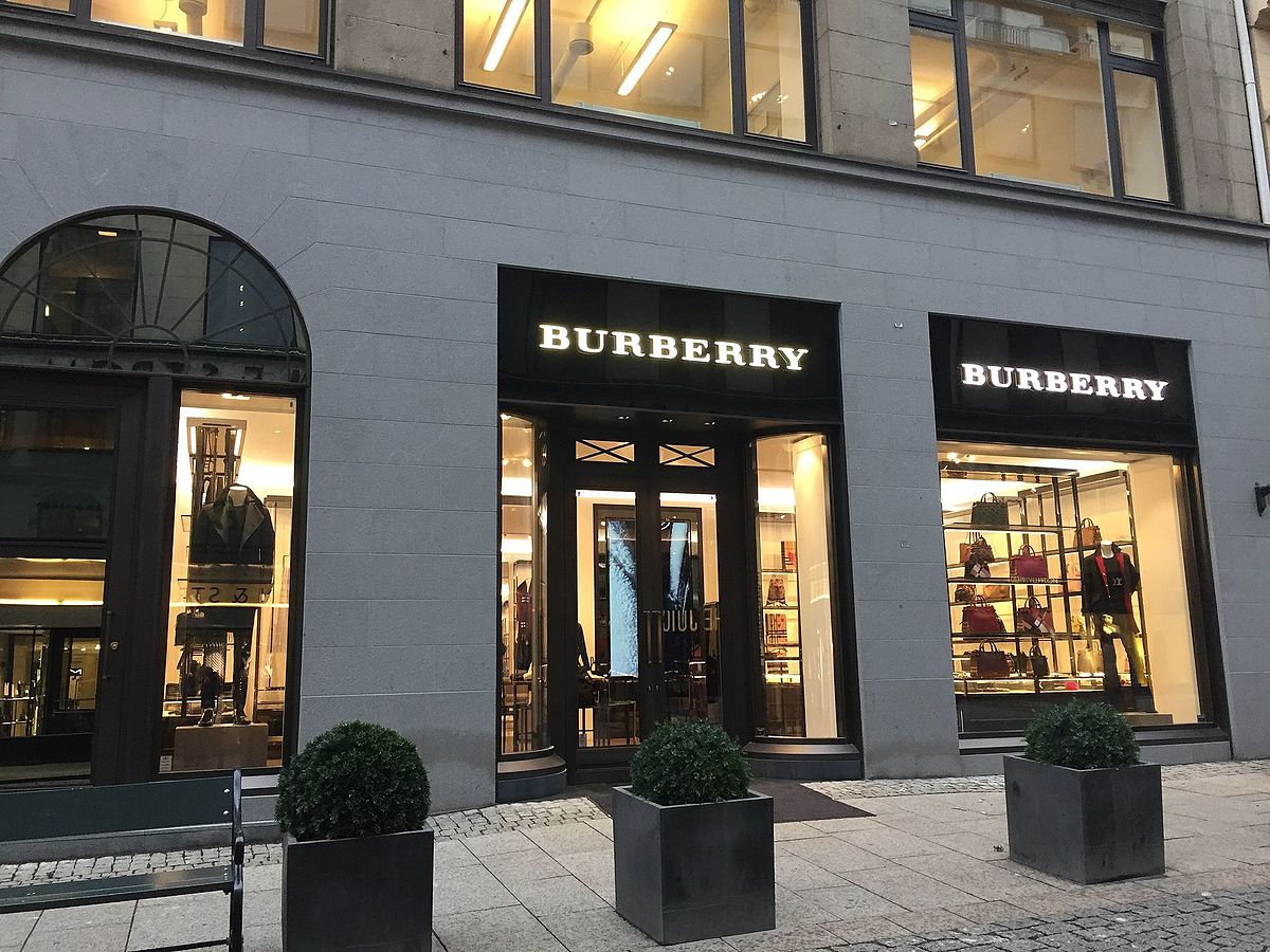 El plan de renovación de imagen de Burberry se ‘descose’ lentamente