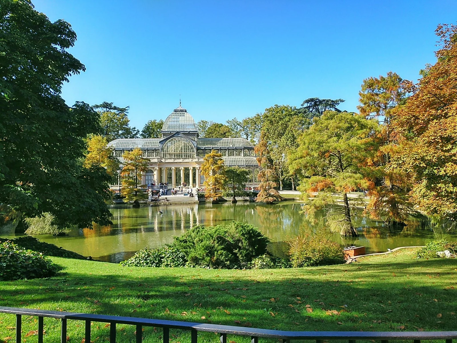 El oasis urbano: secretos y maravillas del Parque del Retiro en Madrid 1 Merca2.es UN PASEO POR LA HISTORIA