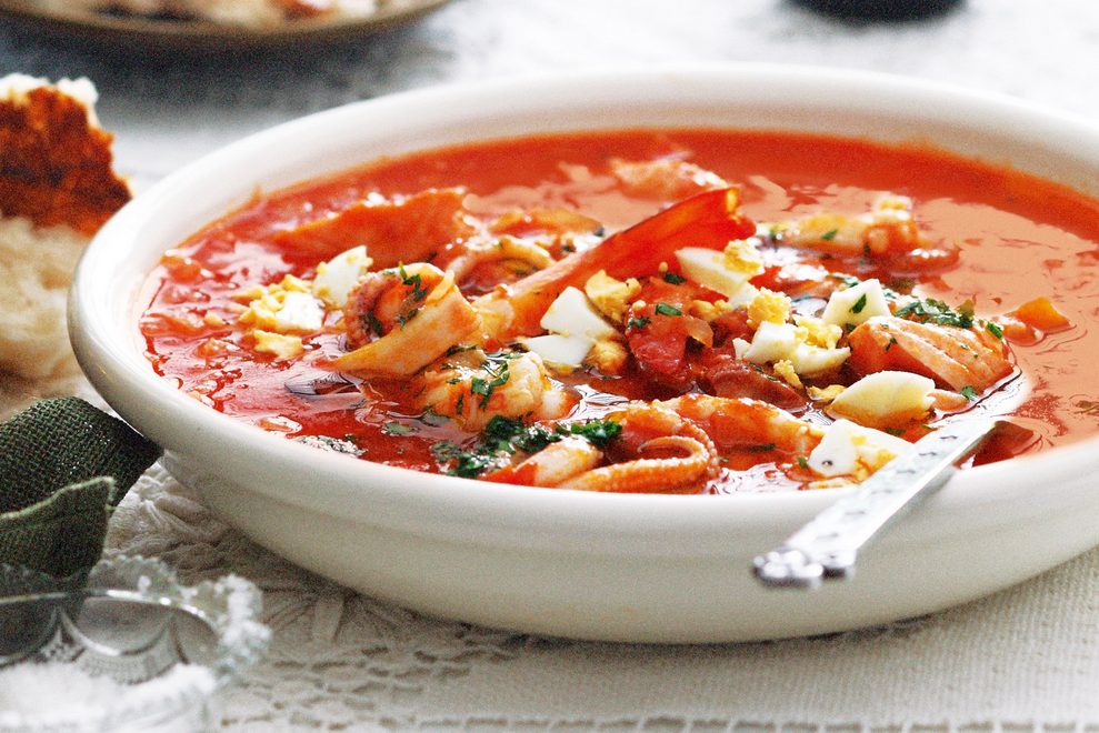 Los secretos de los chefs para hacer la mejor sopa de pescado