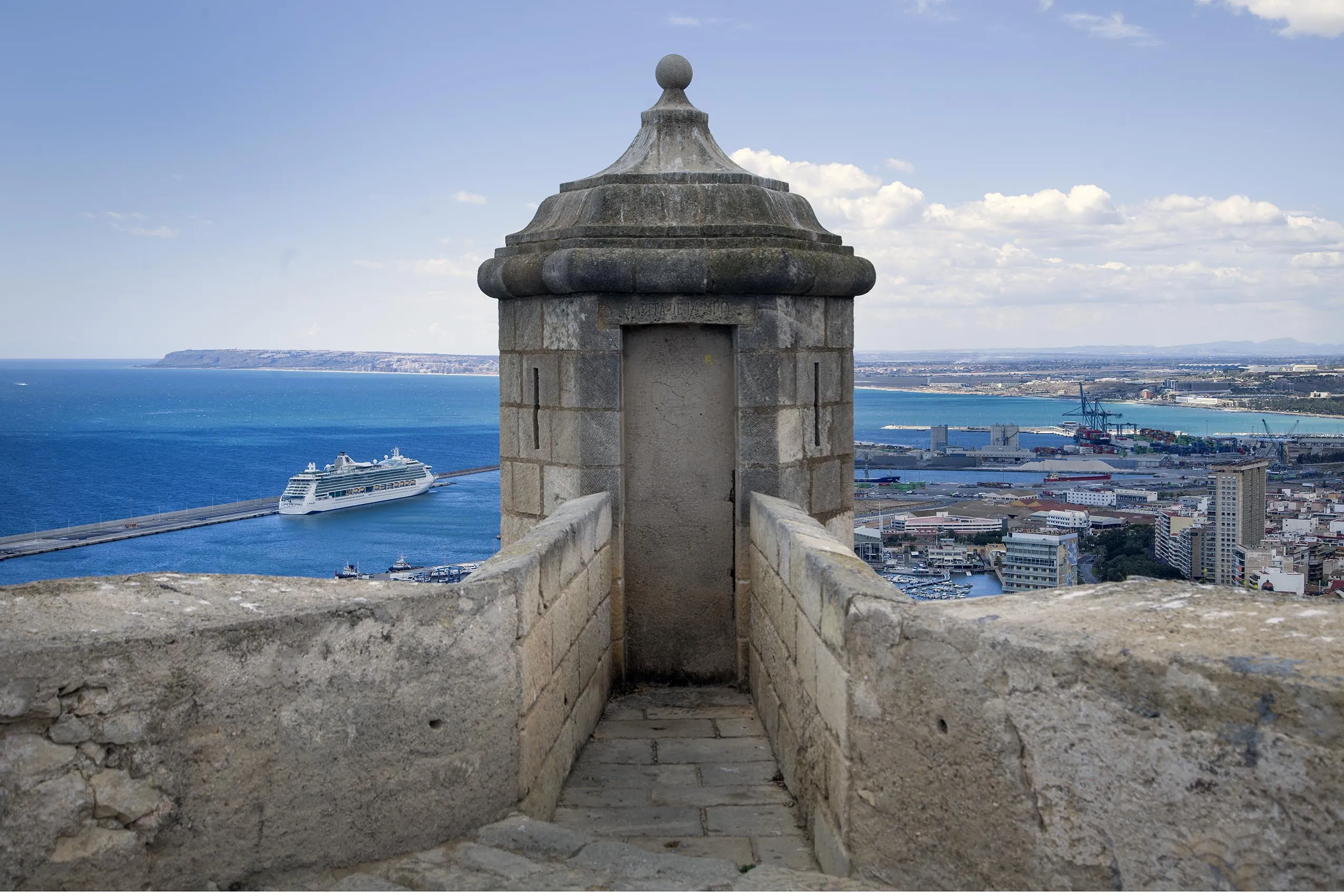 El guardián del mar: los secretos del Castillo de Santa Bárbara en Alicante 4 Merca2.es LA LEYENDA DE LA PRINCESA IRINA