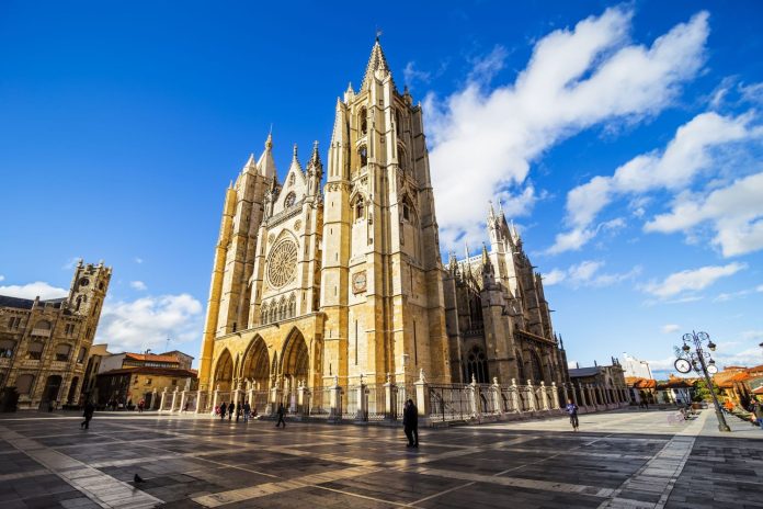 Misterios de la Catedral de León: Historias ocultas que no deberían conocerse