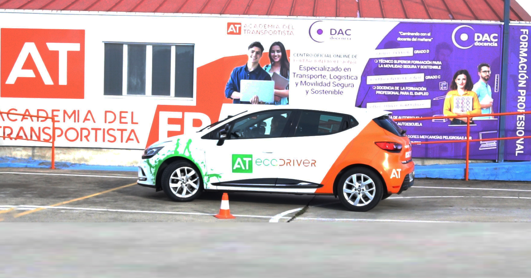 Castilla y León lidera la FP de Movilidad Segura y Sostenible con la mayor promoción de España 1 Merca2.es Coche Practicas FP MSS Merca2.es