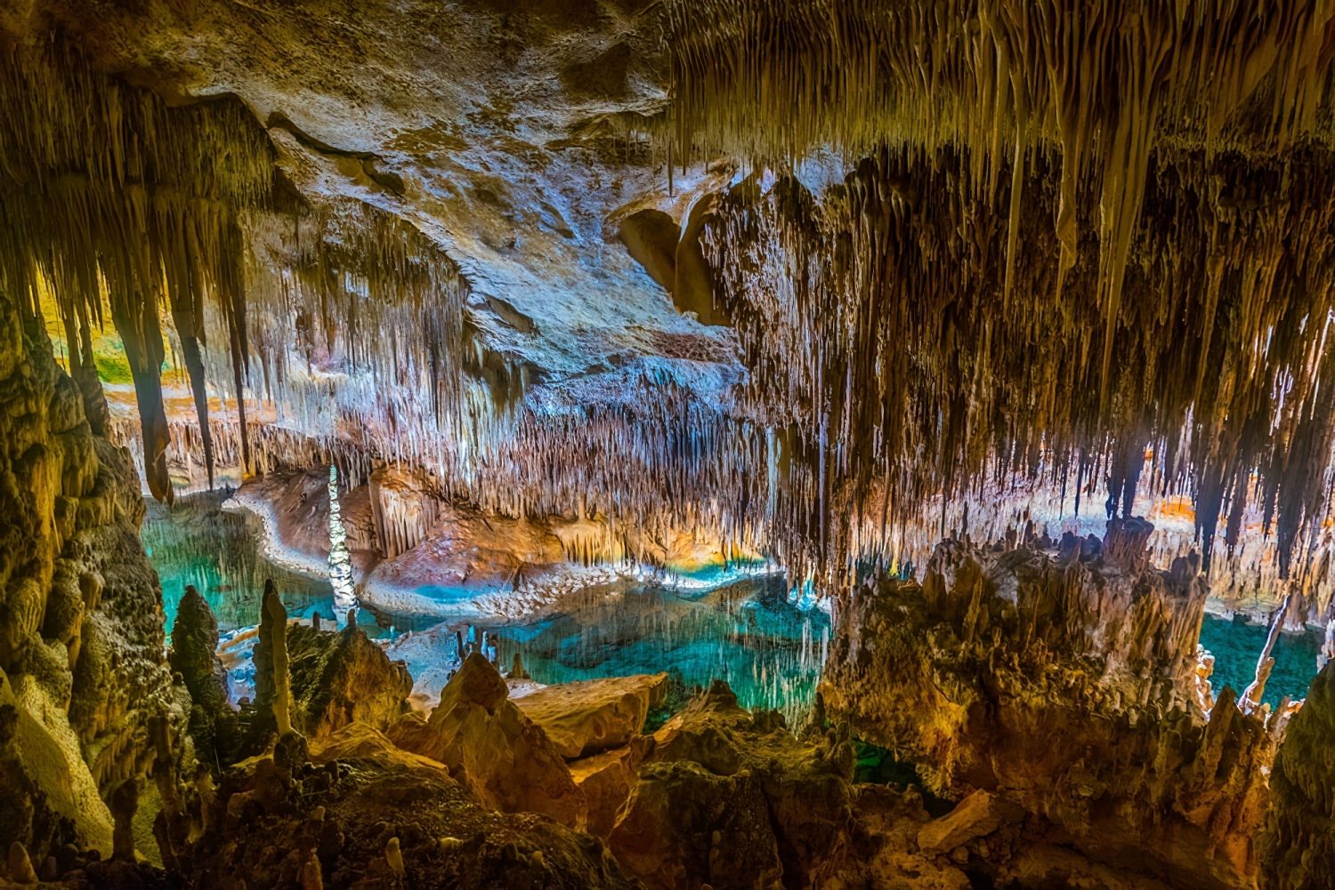Maravilla subterránea: explorando las profundidades de la Cueva del Drach en Mallorca 3 Merca2.es EL LEGADO CULTURAL Y HISTÓRICO