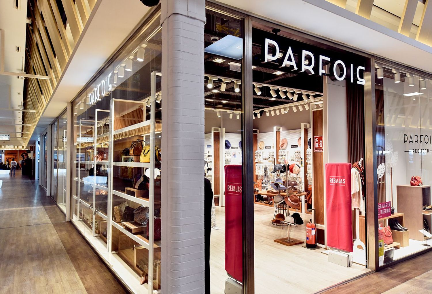 ¿Eres de bolsos amplios? Parfois ha rebajado sus shoppers extra grandes y están volando