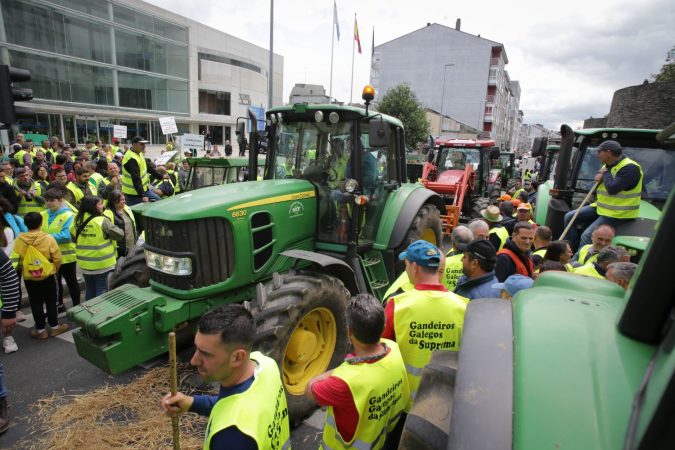 Varios ganaderos y tractores durante una manifestación en la Muralla de Lugo, a 11 de mayo de 2023, en Lugo, Galicia (España). 