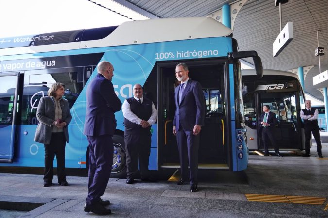 Renfe y Alsa buscan mantener lejos a la competencia con su acuerdo. 1 Merca2.es EuropaPress 5713767 rey felipe vi lado autobus hidrogeno alsa acto clausura centenario alsa 25 Merca2.es
