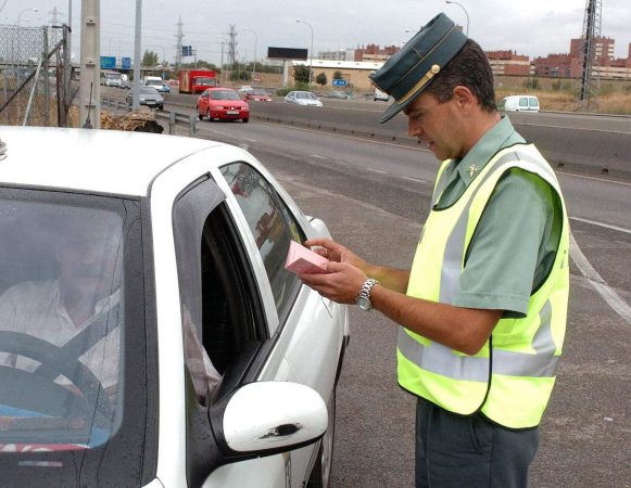 La DGT ya no te puede multar por conducir sin llevar el carnet encima 3 Merca2.es