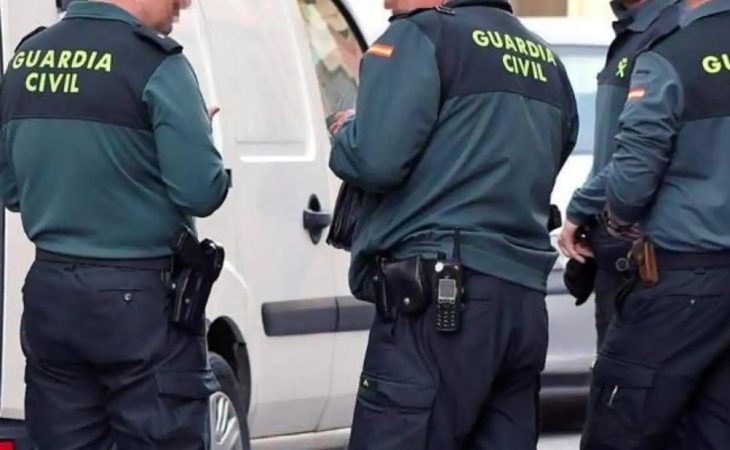 La DGT explica cómo puedes hacer para adelantar a la Guardia Civil en la carretera 8 Merca2.es La Guardia Civil informa de una nueva estafa que llega a traves de un regalo de un amigo 8 Merca2.es