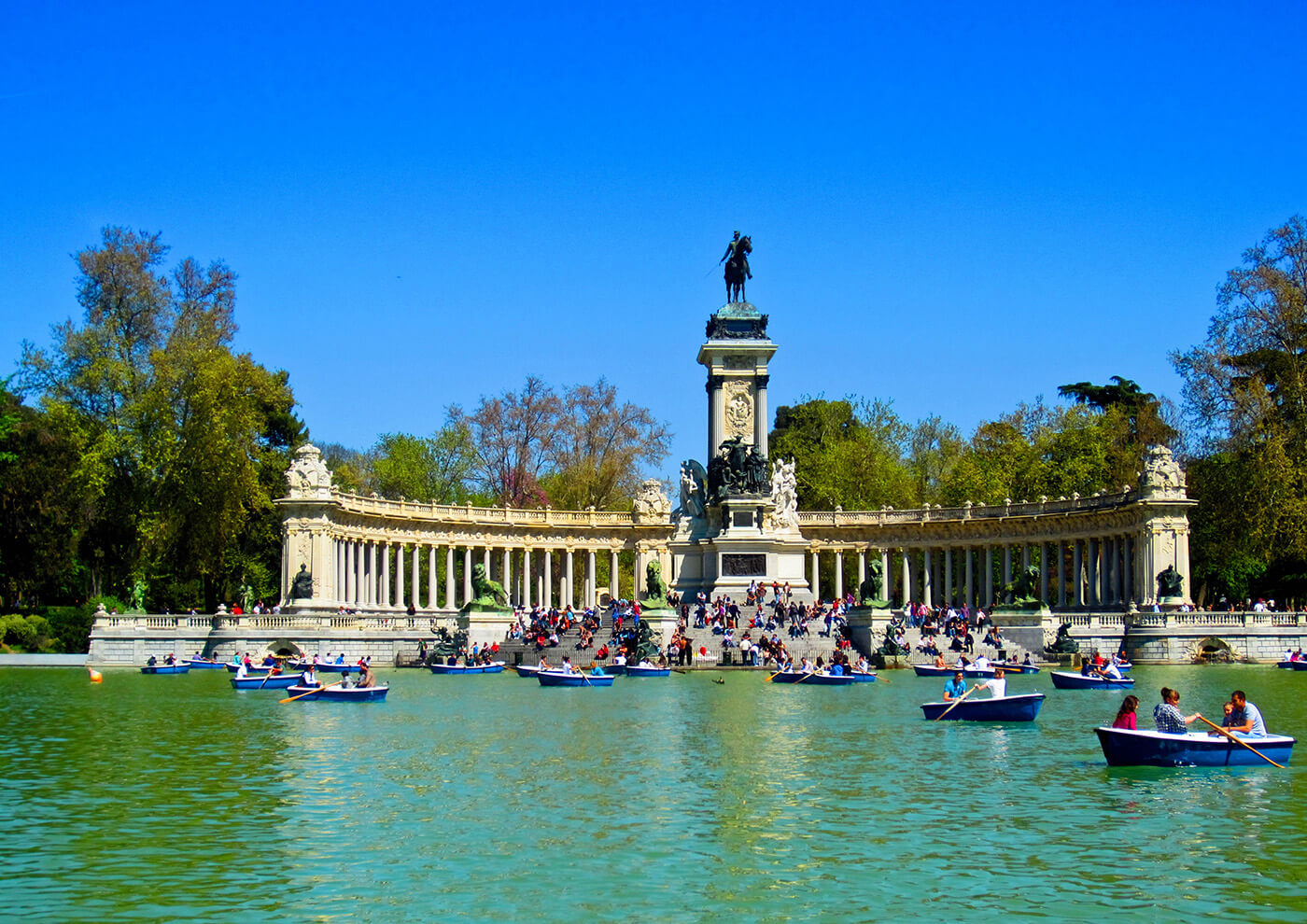El oasis urbano: secretos y maravillas del Parque del Retiro en Madrid 3 Merca2.es LA DIMENSIÓN CULTURAL Y ARTÍSTICA