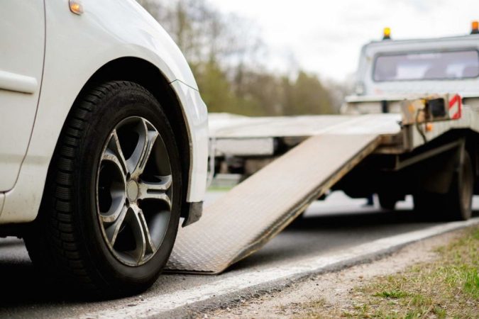 Las empresas de grúas no quieren retirar coches eléctricos por este motivo 156 Merca2.es Hay que planear un nuevo tratamiento por parte de las empresas aseguradoras