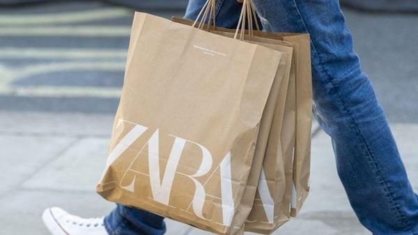 Las rebajas de Zara te traen estos vestidos midi perfectos para llevar con botas y triunfar