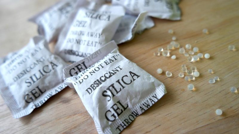 Los usos de las bolsitas de sílice incluyen eliminar la humedad