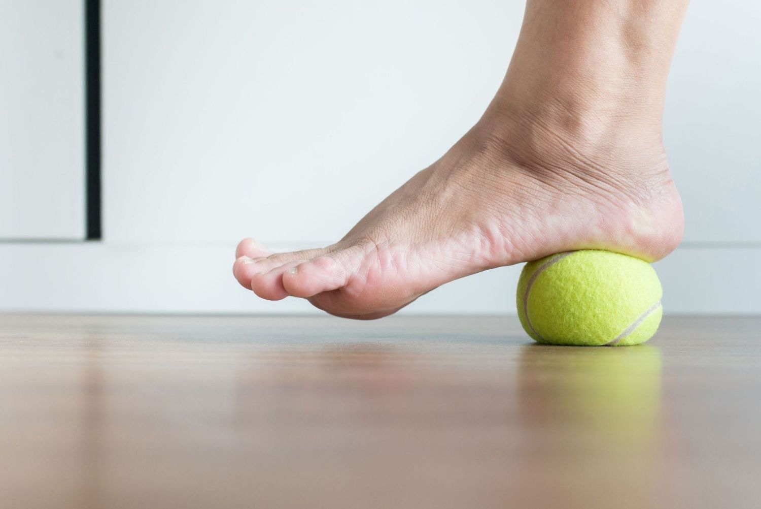 La moda de los automasajes con una pelota de tenis para esculpir el cuerpo que ya arrasa en Japón 2 Merca2.es LA ADOPCIÓN GLOBAL DE LA TÉCNICA