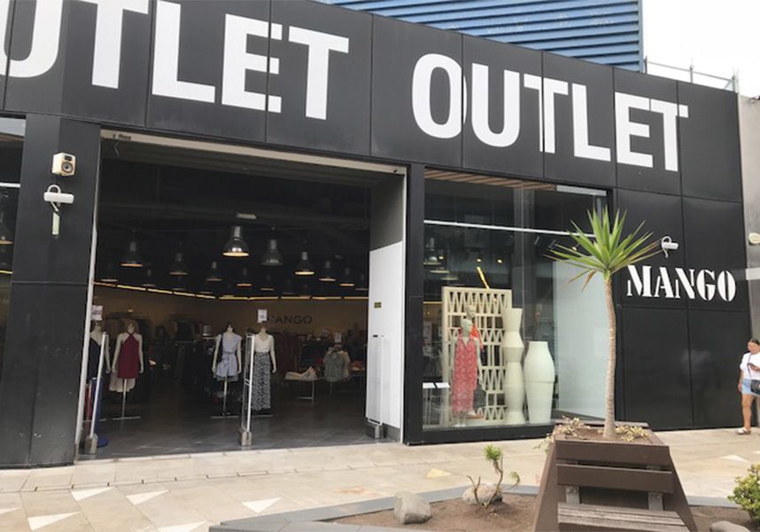 Mango Outlet premia a las más previsoras rebajando los vestidos y monos de invitada a menos de 10€