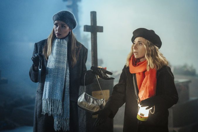 Marta y Silvia en el cementerio